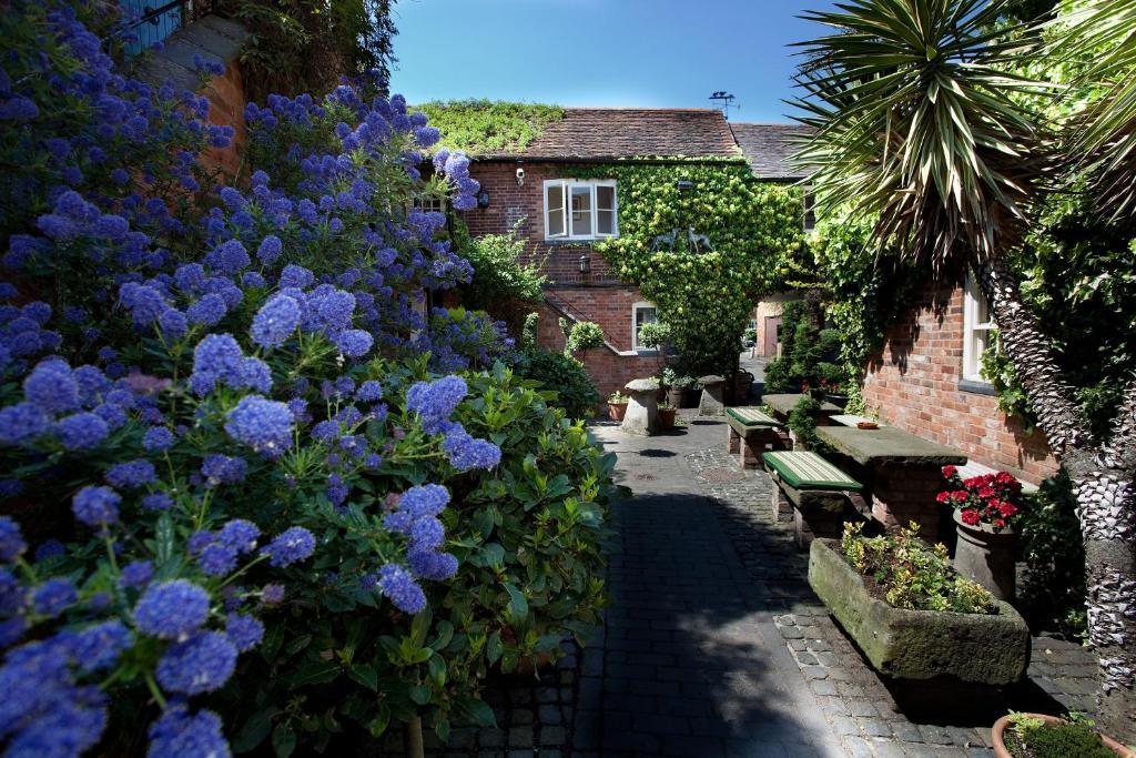 The Greyhound Coaching Inn Lutterworth Exterior photo