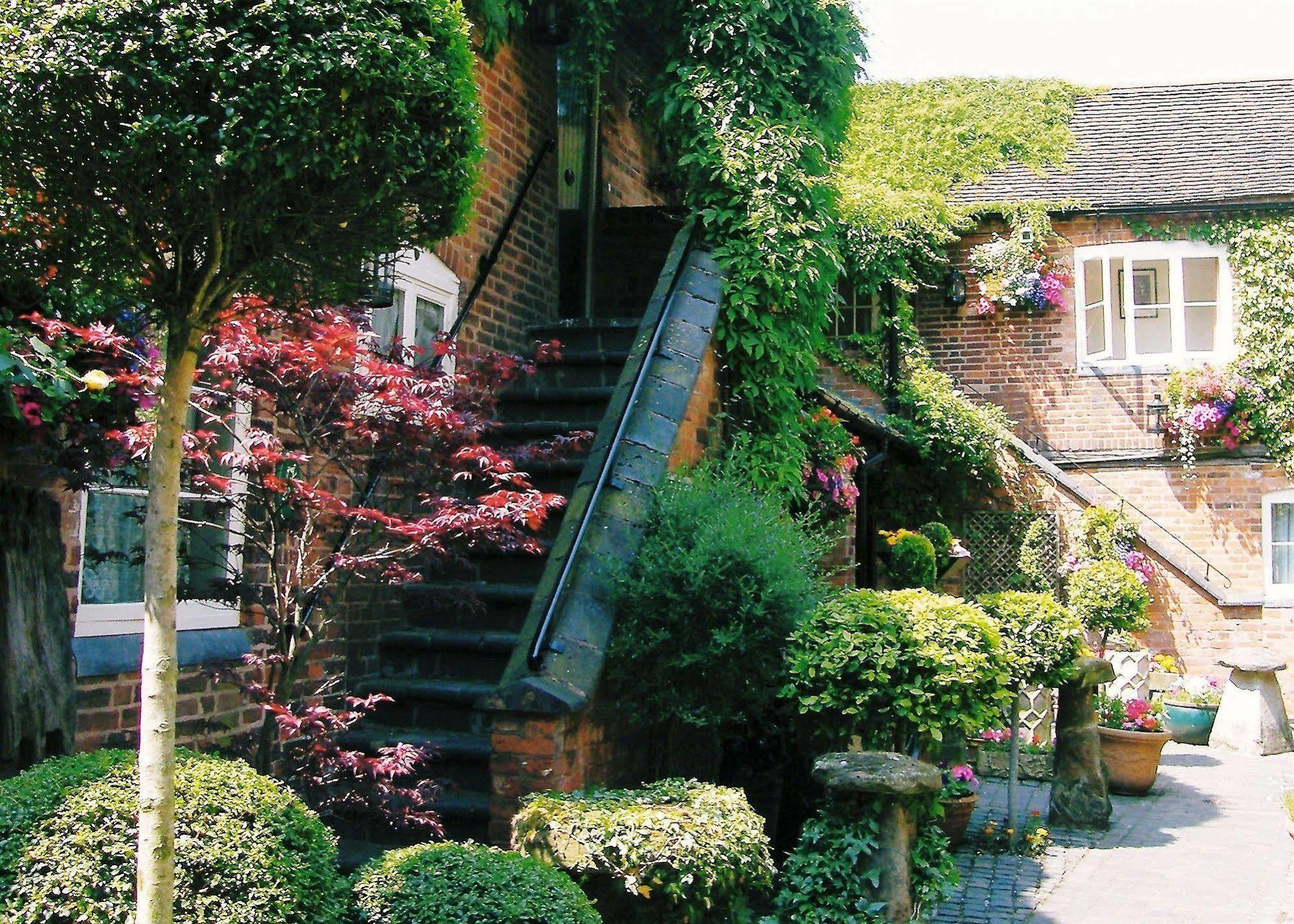 The Greyhound Coaching Inn Lutterworth Exterior photo